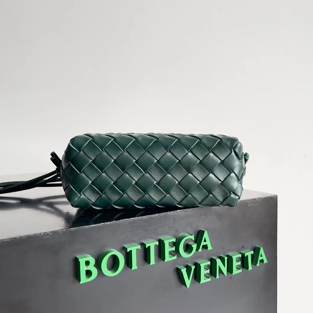 Batch 1560 New version and new color (third generation) 𝗕𝗼𝘁𝘁𝗲𝗴𝗮 𝗩𝗲𝗻𝗲𝘁𝗮———— The latest version of the loop camera bag💥 at the BV King of Cost-Effectiveness counter, large woven texture➕As always, ultra-high-quality lambskin, with zippers and adjustable drawstrings, it is especially suitable for the belly💫It can fit anything, and it is very light in weight. It is suitable for girls of all ages. Size: 17*10*6cm Style number: 723547
